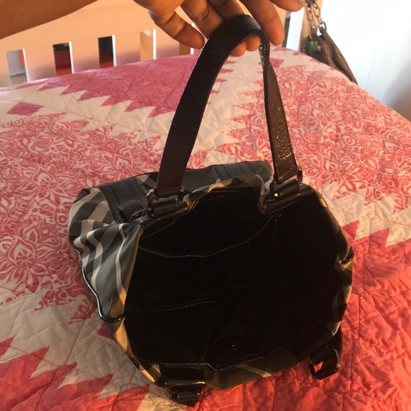 Authentic Burberry patent Trim Smoked tote 👜 - Picture 3 of 8